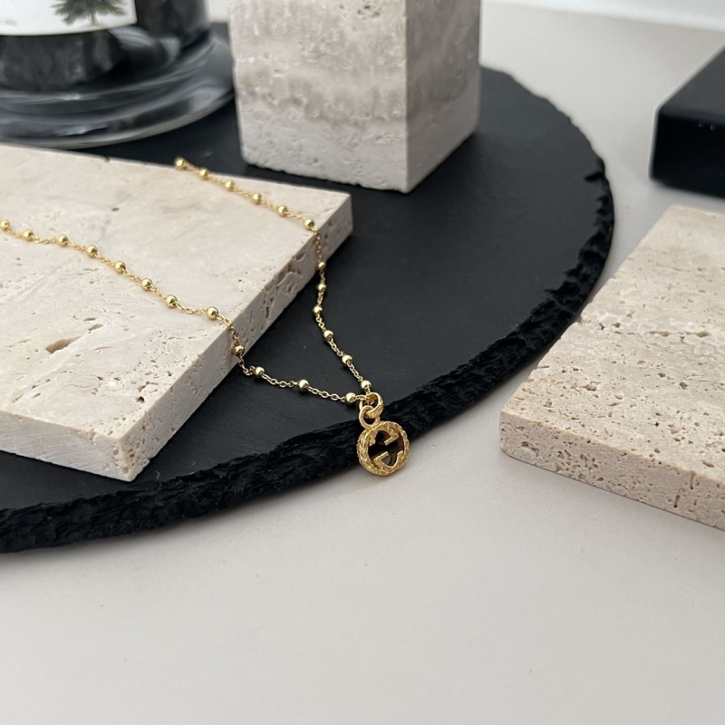 G*u*i necklaces